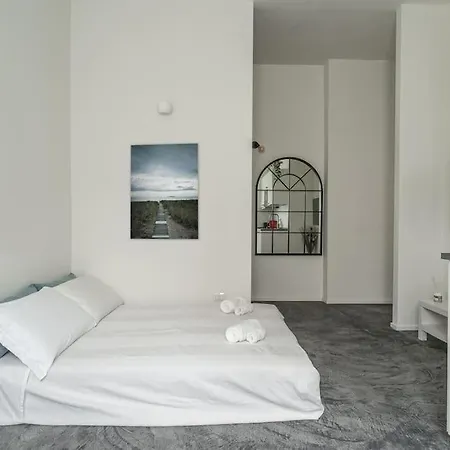 Giorgina's One Bedroom 20 Minuts Walking To Duomo Apartment